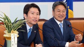 강기정, 文대통령 축하난 이인영에 전달…추경 등 논의