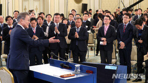 文, 10일 취임 2년 기념 출입기자 250여명과 靑 녹지원 간담회