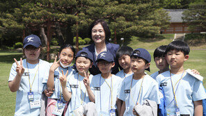 김정숙 여사, 도서·벽지 어린이들 만나 “무엇이든 될 수 있어”