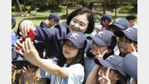 [청계천 옆 사진관] “꿈과 희망은 어디서든…” 김정숙 여사가 靑서 만난 ‘특별한 손님들’