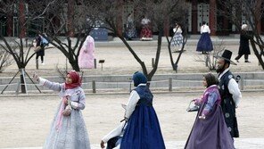 “성별과 다른 한복 입으면 고궁 무료관람 제외는 차별”