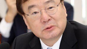 靑 “트럼프 방한 관련 강효상 주장 사실과 달라…책임져야”