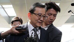 ‘뇌물수수 및 성폭행 의혹’ 김학의 검찰 출석…"조사 성실히 임하겠다"