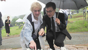 ‘택시운전사’ 김사복, 힌츠페터 5·18 39년만에 광주서 재회