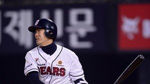 두산 김재호, 허리 불편함 호소해 오재원과 교체