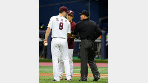 키움 선발 투수 브리검, LG전 도중 글러브 교체