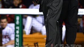 ‘심판 재량 비디오판독’ 새 규정 퇴색시킨 10분의 침묵