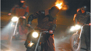 오토바이 추격전… 무대 누비는 장대… 인간의 야망-전쟁 참상 현대적 각색