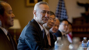 CNBC “류허 中부총리 협상 권한 줄어”…‘특사’ 직함 빠져