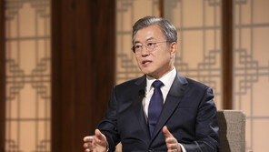 文, ‘대화 촉구-엄중 경고’ 사이 고심…당근이냐 채찍이냐