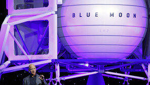 달 착륙선 소개하는 제프 베조스 “블루문 타고 곧 달에 갈 수 있을 것”