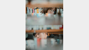 ‘봄밤’ 한지민·정해인, 비주얼에 설렌다…시선 마주침 1초 전