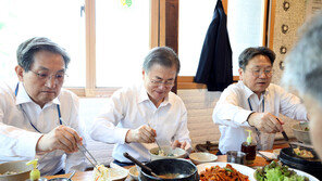 文대통령, ‘취임 2주년’ 참모들과 청국장 외식…모여든 시민들과 사진도