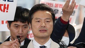 ‘명예훼손 혐의’ 김태우 경찰 출석…“승리단톡방 ‘윤총경’ 대질” 요구