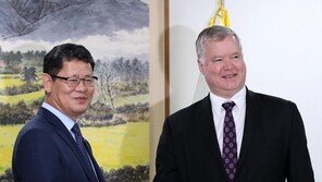 김연철 장관, 美 비건 첫 만남서 “당신은 진정한 협상가”