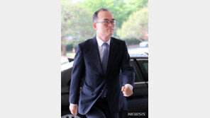 ‘검찰총장 후임 인선’ 왜 서두를까…문무일 힘빼기?