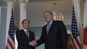 美펜스-日스가 회담 “北, 안보리 결의 이행해야”