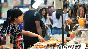 “걸으면서 먹지 마세요”…‘길거리 음식’ 관광지의 고민