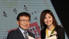 “입양은 상 아니라 축하받을 일”…신애라씨 국민훈장