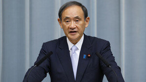 스가 日 관방 “北과 상호불신 벗어나 새로운 시작점 설 것”