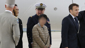 납치됐던 한국인 여성 등 3명 프랑스 도착…마크롱 대통령 마중