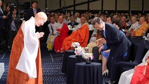 文대통령 “부처님오신날 연등처럼 평화의 빛 남북 비추길”