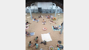 리투아니아 ‘해변 휴양객’, 베니스 비엔날레 황금사자상 영예