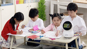 “부모 목소리로 동화 읽어준다”…AI 기기 새 킬러콘텐츠는 ‘키즈’