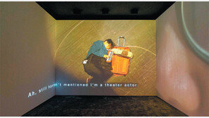 전면에 내세운 젠더 이슈… 대형 영상-음악 ‘관객 압도’