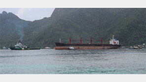 ‘제재 위반 혐의’ 사모아섬으로 압송되는 北선박