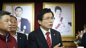 황교안, 박정희 생가 방문 “전자·철강 일으킨 분…업적폄훼 안 돼”