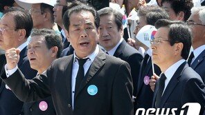 3년전 입도 뻥긋 안한 황교안, 이번엔 ‘임을 위한 행진곡’ 부를까