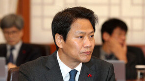 임종석, 황교안 겨냥 “공안검사 인식서 한 걸음도 진화 못 해”