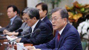 文대통령 “정치권, 촛불에도 안달라져…대립·혐오·분열 그만두라”