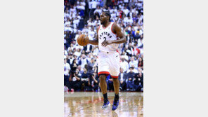 18년 만에 한을 푼 토론토, 무표정 레너드도 웃었다