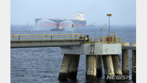 사우디 유조선 2척, 걸프 UAE 근해서 피격… “피해 심각”