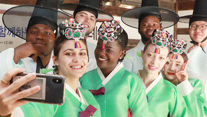 “한국 전통 성년식 신기해요”