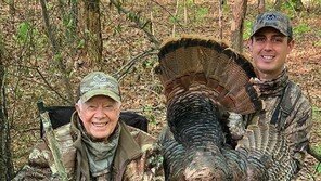 카터 전 美대통령, 고관절 골절로 수술받고 회복중