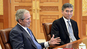 文대통령, 부시 전 美 대통령 만날까…靑 “모든 가능성 열어놓고 검토 중”