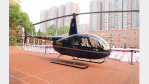 대륙의 스케일?…헬기 타고 딸 학교 방문한 아빠