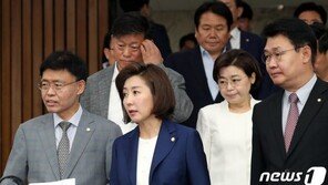 한국당 “이 정권이야말로 낡아빠진 사회주의 경제에 심취해 있어”