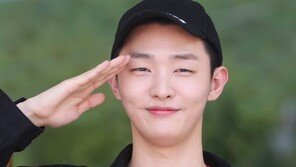 “건강하게 다녀올 것” 윤지성, 워너원 첫 주자로 현역 입대(종합)