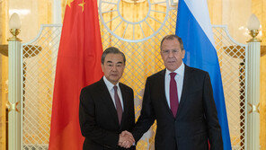 中 왕이 “미중 무역협상 일방통행 안돼…평등한 합의 원해”