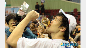 하승진 은퇴 선언 “넘치는 사랑에 보답 못해 죄송”