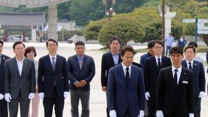 임종석·윤영찬 등 청와대 1기 참모진 국립5·18민주묘지 참배