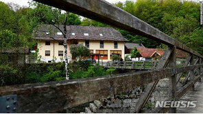 獨 석궁창 3주검 사건, 한 사망자 아파트에서 2여성 시신 발견