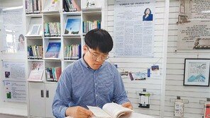 ‘인천 문학작가 코너’ 둘러보는 시민