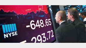 스마트폰 노트북 의류… 美, 거의 모든 中제품에 관세폭탄 착수