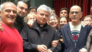 전기 끊겨 고통받는 어린이 위해 맨홀 뛰어든 ‘로빈후드 추기경’