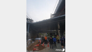 부산 동래서 다리 위 지나던 택시, 난간 뚫고 아래 추락…2명 사상